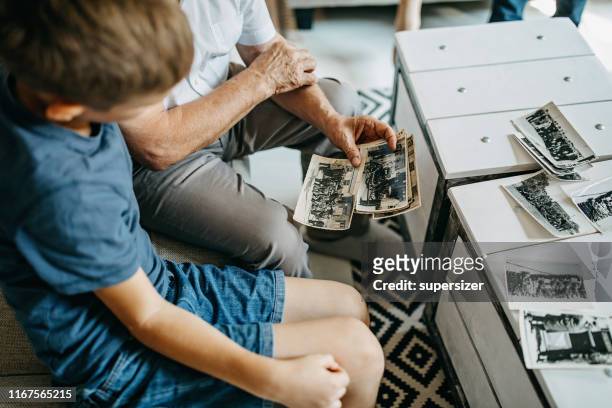 les grands-parents passent du temps avec le petit-fils - nostalgie photos et images de collection