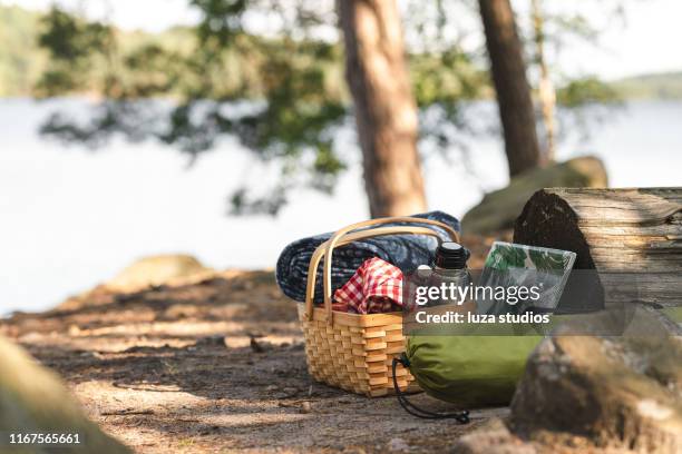 ein picknickkorb voller essen, kaffee und decken - brotzeit stock-fotos und bilder