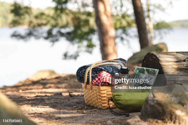 picknickkorg full med mat, kaffe och filtar - picnic bildbanksfoton och bilder