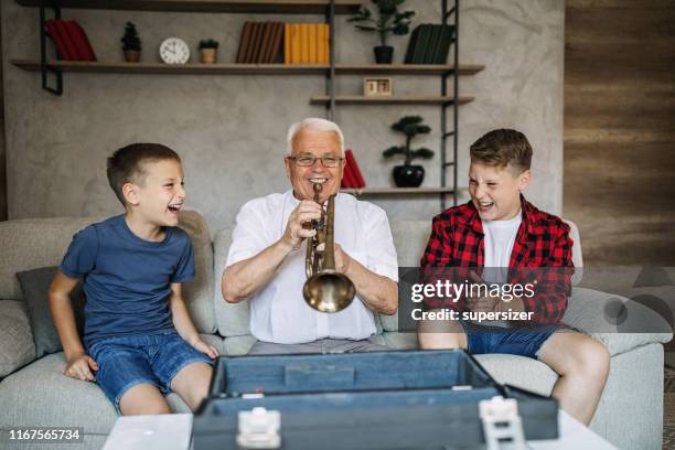 abuelos pasando tiempo con nietos - instrumento de metal fotografías e imágenes de stock
