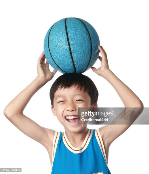 junge spielt basketball - basketball uniform stock-fotos und bilder