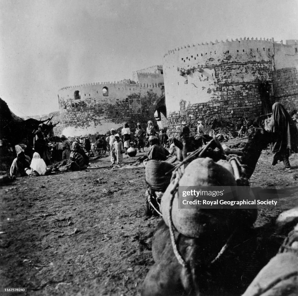 Mecca gate and the walls of Jedda (from outside)