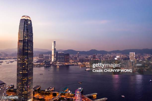 vue du hong kong la nuit - tour two international finance center photos et images de collection