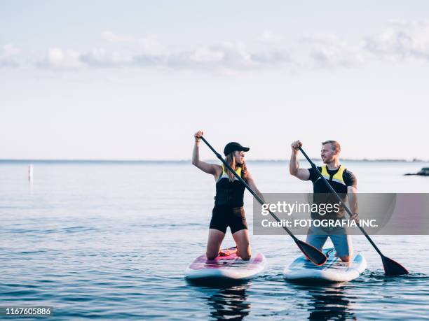 sul lago - paddle surf foto e immagini stock