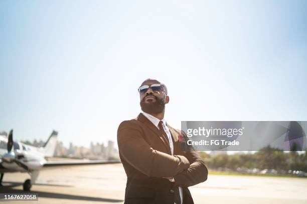 retrato de un hombre confiado mirando hacia otro lado en un hangar - best sunglasses for bald men fotografías e imágenes de stock