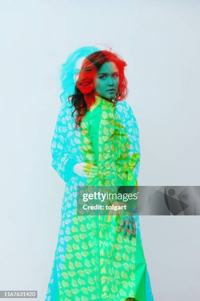 mehrere bild junger frauen gegen - mehrfachbelichtung stock-fotos und bilder