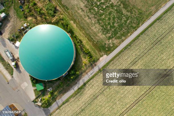 planos de biogás - tanque de combustível tanque de armazenamento - fotografias e filmes do acervo