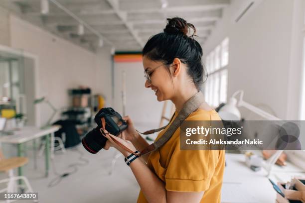 fotógrafo trabajando en un estudio - photographer fotografías e imágenes de stock