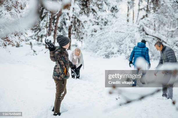 sneeuwbal gevecht - grandfather child snow winter stockfoto's en -beelden