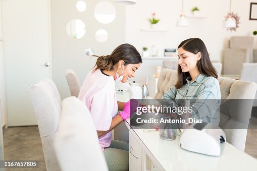 Närbild av kosmetolog tillämpa spik på Salon Närbild av kosmetolog tillämpa spik på Salon