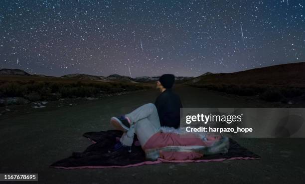 teenagers watching the geminid meteor shower. - rastro de estrelas estrela - fotografias e filmes do acervo