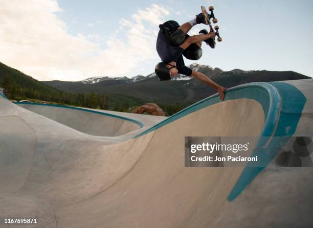 skateboard handplant on a concrete ocean - skating imagens e fotografias de stock