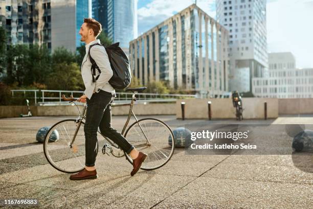 zeit, diesen arbeitstag in die höhe zu schießen - business man on bike stock-fotos und bilder