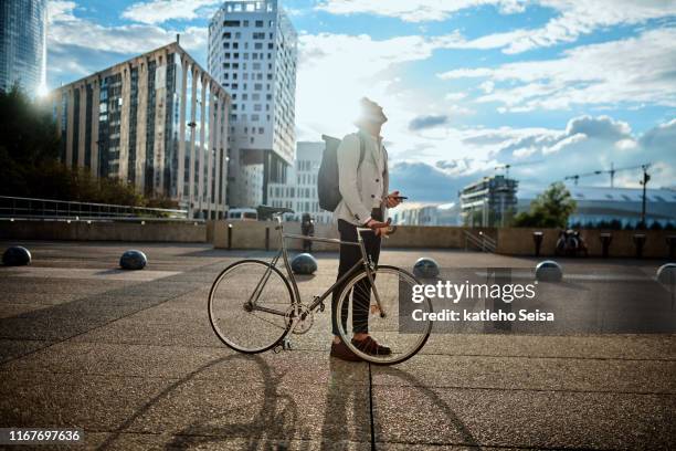 あなたはこの世界の自分の場所を決定する - bycicle city ストックフォトと画像