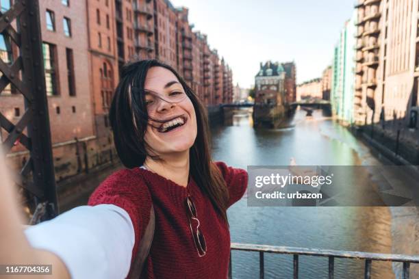 vrouw maken selfie in hamburg oude stad - hamburg germany stockfoto's en -beelden