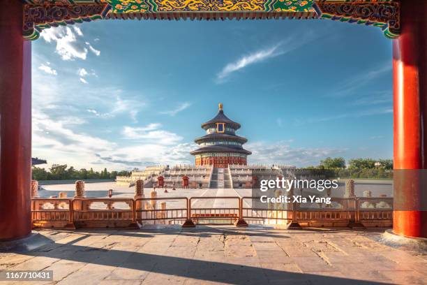 中國北京天壇公園都圍牆和祈年殿都屋頂 - chinese temple stock-fotos und bilder