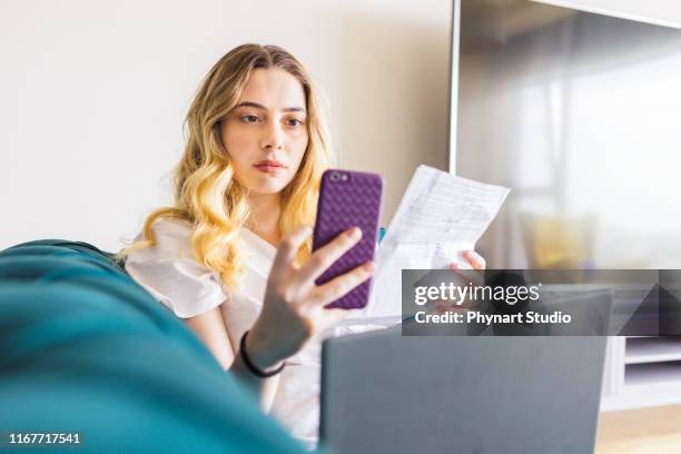 kvinna som är förvånad över att se hennes bankkonto samtidigt betala hennes faktura - woman worried bildbanksfoton och bilder