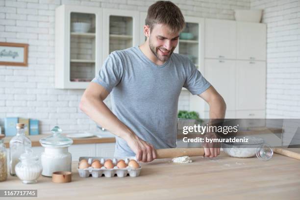 handen kneden deeg - deegrol stockfoto's en -beelden