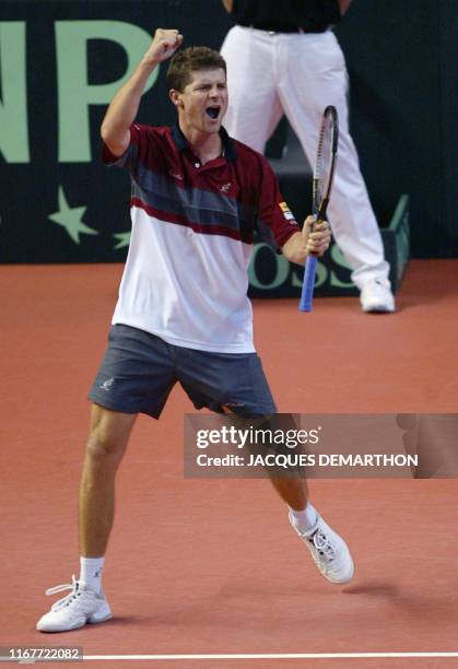Le Tchèque Jiri Novak crie sa joie vers son capitaine , le 07 avril 2002 au palais des sports de Pau, après avoir battu le Français Sébastien...