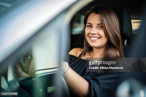 hermosa chica sonriente en el coche - car insurance fotografías e imágenes de stock