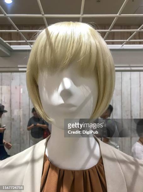 portrait of mannequin w/ shadows on face - mannequin blonde stockfoto's en -beelden