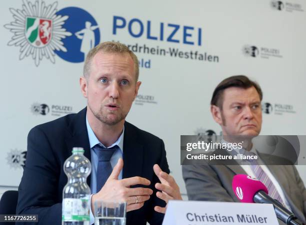 September 2019, North Rhine-Westphalia, Krefeld: Christian Müller , head of the criminal investigation department, and Axel Stahl, Krefeld public...