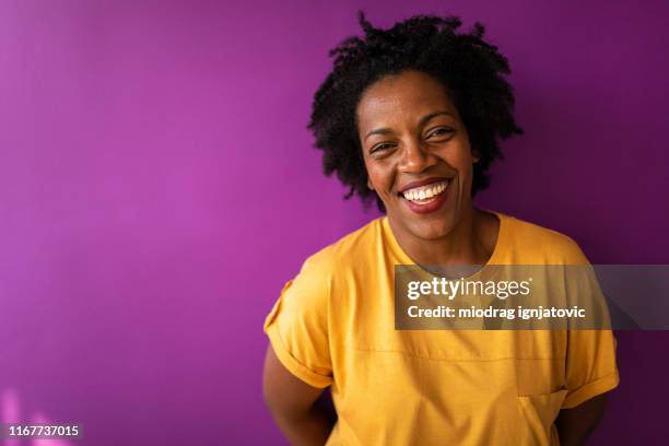 naturalmente hermoso y confiado - purple shirt fotografías e imágenes de stock