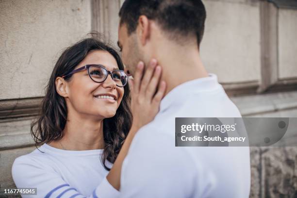 couples heureux - coup de foudre photos et images de collection