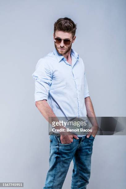 young man standing in shirt, in profile, hands in pockets, head on the side - man sunglasses face imagens e fotografias de stock