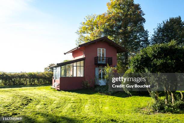 europe, france, burgundy, cote-d'or, bard les epoisses, little house in a garden - conservatory house photos et images de collection