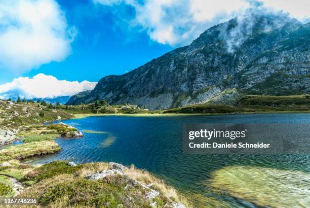 france, pyrenees ariegeoises regional nature park, bassies lakes, gr 10 - midirock stock pictures, royalty-free photos & images