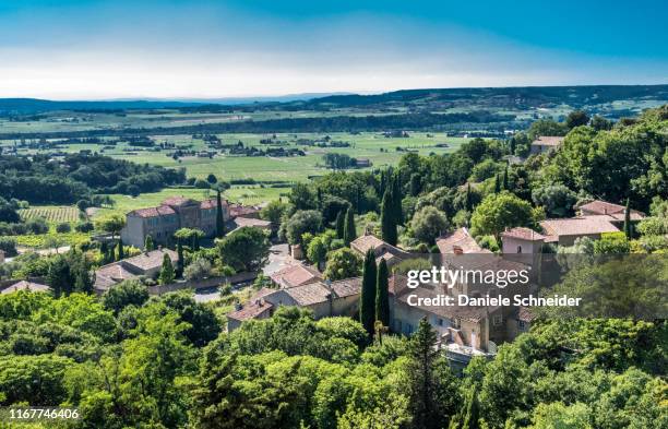 france, vaucluse, plunging view over the perched village of seguret (plus beau village de france - most beautiful village of france) (camino de santiago) and the rhone valley - rhone stock pictures, royalty-free photos & images
