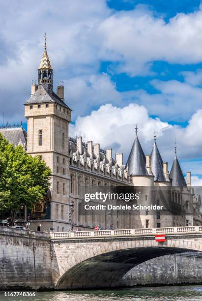 france, 1st arrondissement of paris, ile de la cite, pont au change over the seine river and palais de la cite (conciergerie, tour de l'horloge) - palais de justice paris imagens e fotografias de stock