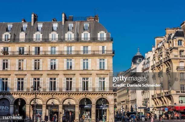 france, paris 1st arrondisement, haussmannians buildings at the corner of la place du louvre and the rue rivoli. - rue de rivoli stock-fotos und bilder