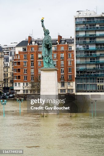 Europe, France, Ile de France, Paris, Statue of Liberty, by Auguste Bartholdi, on l'Ile aux Cygnes (The Isle of Swans) near the Pont de Grenelle, 15th arrondissement. January 2018.