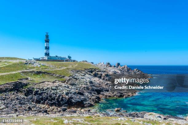 france, brittany, ile d'ouessant, point de porz men, rocky west coast and the creac'h lighthouse - ouessant photos et images de collection