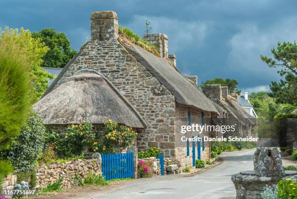 france, brittany, nevez, "pays des pierres debout" (land of the standing stones), street with tatched cottage in the kercanic village - finistere stock-fotos und bilder