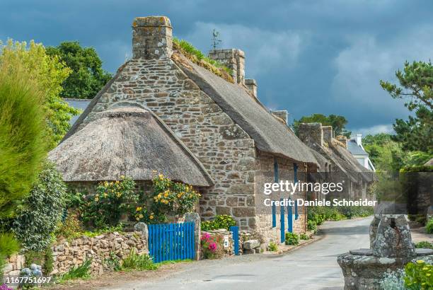 france, brittany, nevez, "pays des pierres debout" (land of the standing stones), street with tatched cottage in the kercanic village - mas photos et images de collection