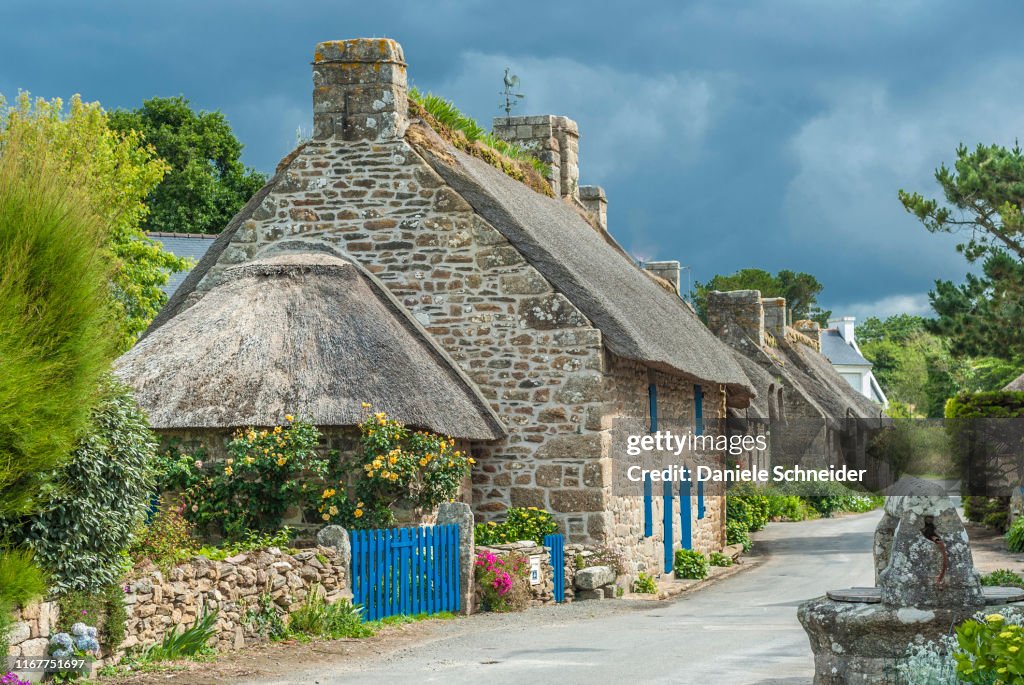 France, Brittany, Nevez, "Pays des pierres debout" (Land of the standing stones), street with tatched cottage in the Kercanic village