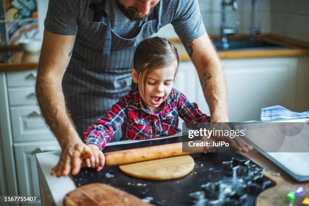 família que cozinha bolinhos do natal na cozinha - papa noel - fotografias e filmes do acervo