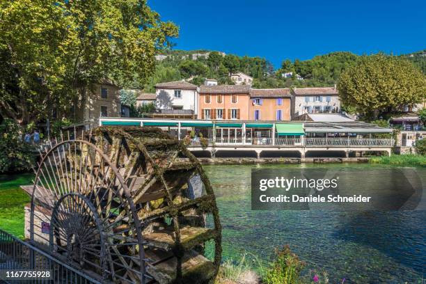 france, provence, vaucluse, pays des sorgues, fontaine de vaucluse, water wheel on the bank of the sorgues river - vaucluse stock-fotos und bilder