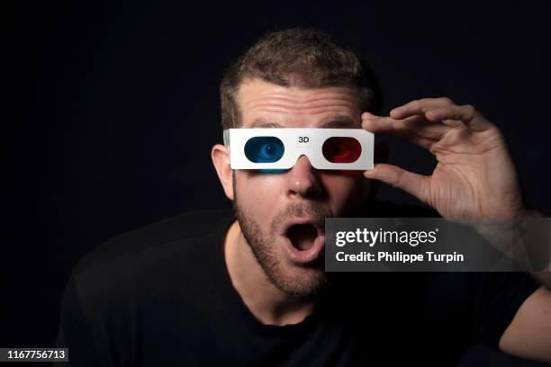 30 years old man,with 3d glasses - lunettes 3d photos et images de collection