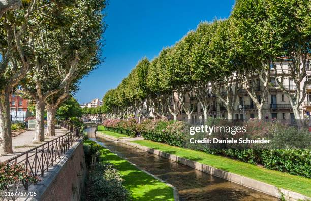 france, occitania, eastern pyrenees, perpignan, the canalized tt river - pirenéus orientais imagens e fotografias de stock