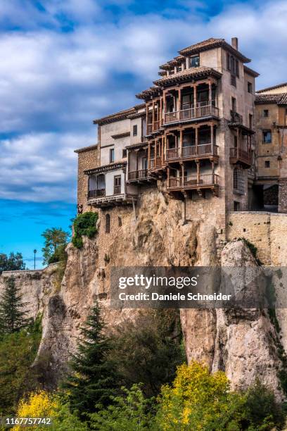 spain, autonomous community of castile - la mancha, city of cuenca, casa del rey (casas colgadas "hanging houses") of the upper city of hoz del huecar (unesco world heritage) (most beautiful village in spain) - cuenco stock-fotos und bilder