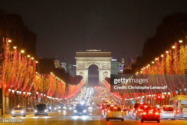 paris, 8th arrondissement. champs elysees avenue at night and arc de triomphe. christmas illuminations 2018. cars on the avenue. - champs elysees stock pictures, royalty-free photos & images