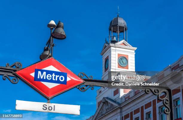 spain, madrid, downtown, puerta del sol, tower of the clock on la casa de correos - puerta de sol stock-fotos und bilder