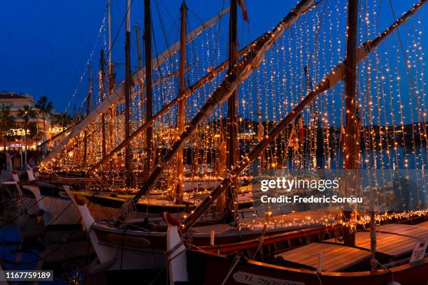 france, var, sanary-sur-mer, "pointu" fishing boats with christmas lights - instrumento de navegación fotografías e imágenes de stock