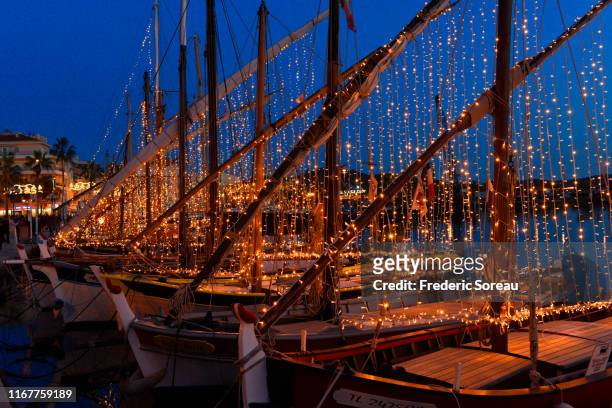 france, var, sanary-sur-mer, "pointu" fishing boats with christmas lights - southern christmas 個照片及圖片檔