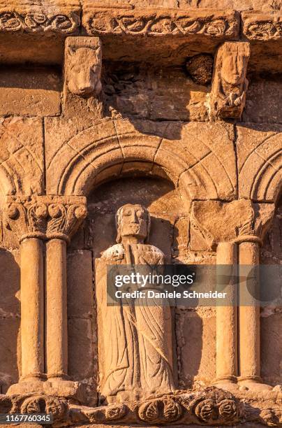 spain, autonomous community of navarre, province of sanguesa, detailed view of the sculpted porch of the church of santa maria la real (12th century) (saint james way) - maria navarro fotografías e imágenes de stock