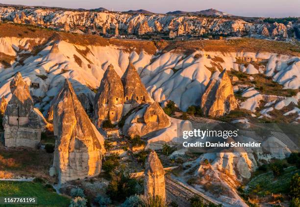 turkey, goreme national park and rock sites of cappadocia, tuff cones and troglodyte houses (unesco world heritage) - rock hoodoo stockfoto's en -beelden